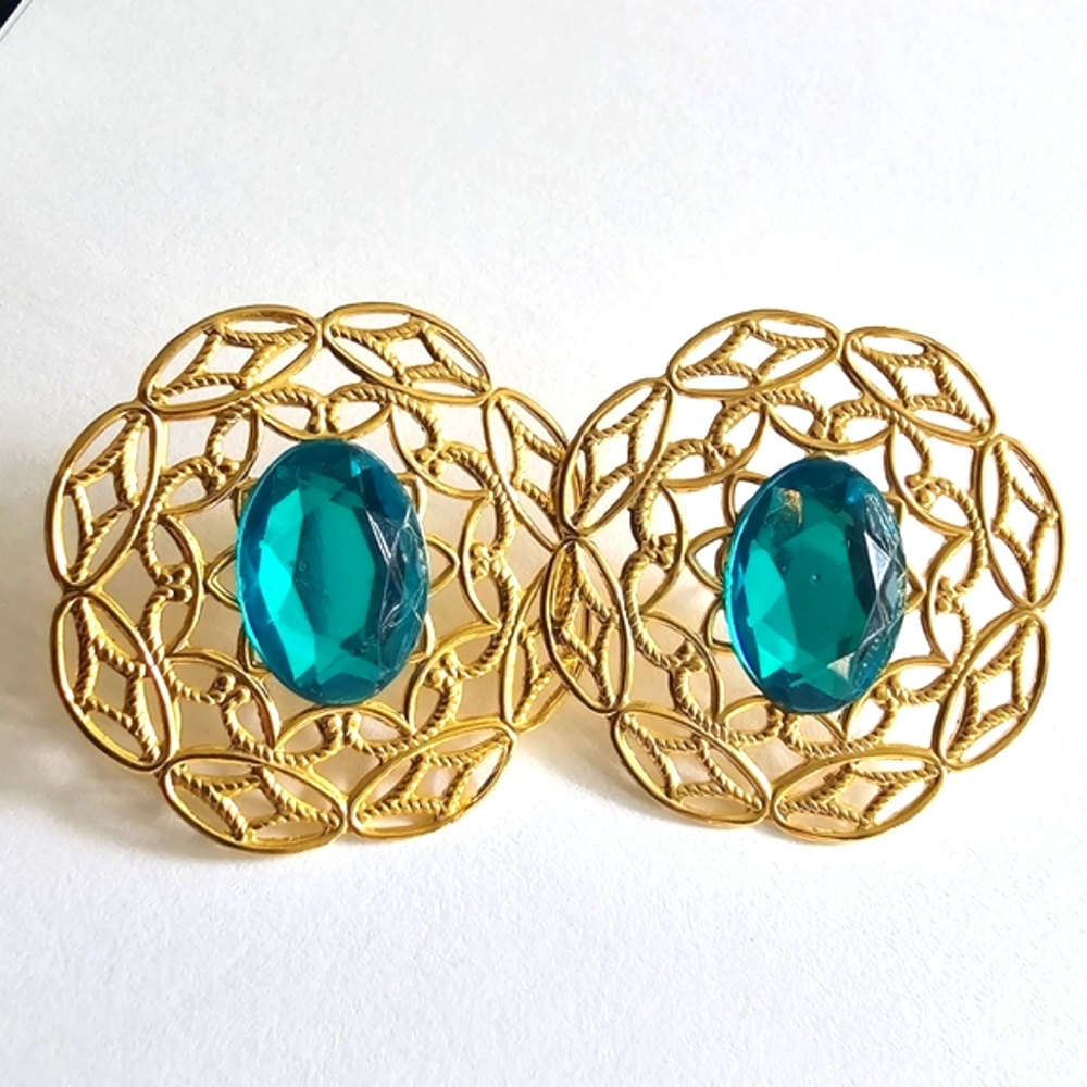 Vintage earrings large big green gem gold tone filigree pierced posts